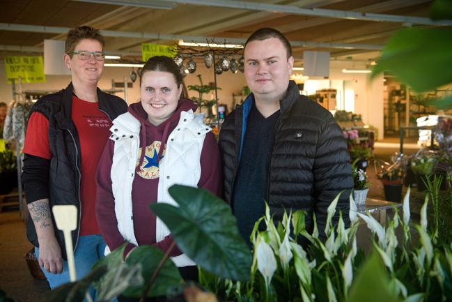 Den tidligere indehaver Malene Futterup sammen med de to nye indehavere
                                af Markedsgades Blomster, Mette og Søren Kaptain inde i blomsterbutikken