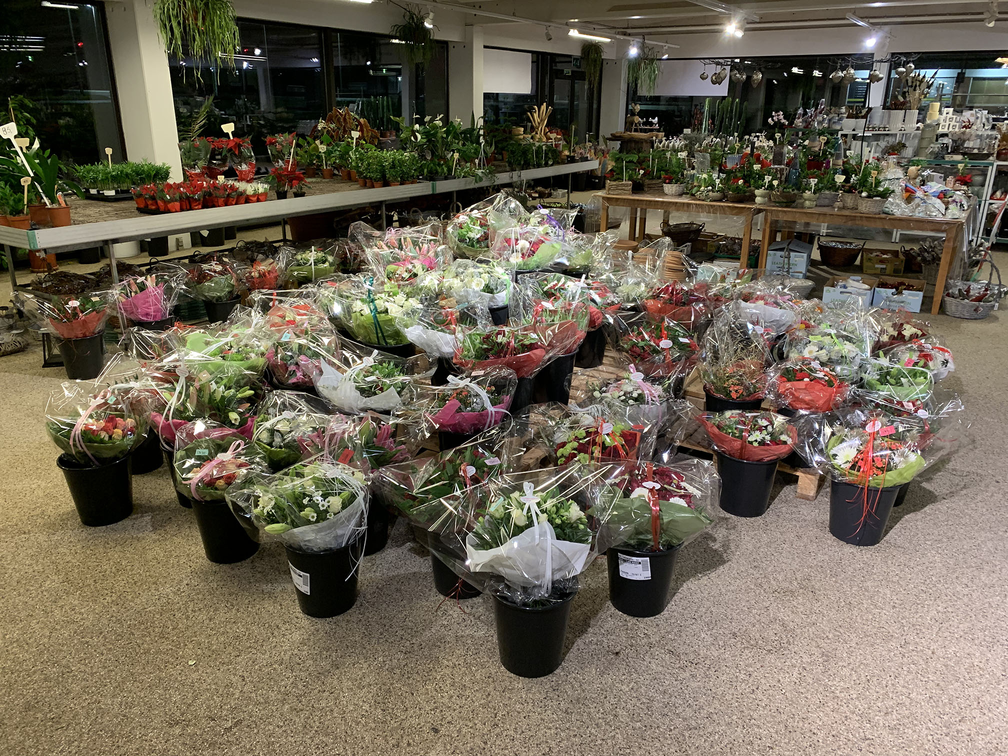 Billede fra butikken der viser en masse færdige buketter, potte- og stuplanter som er på lager